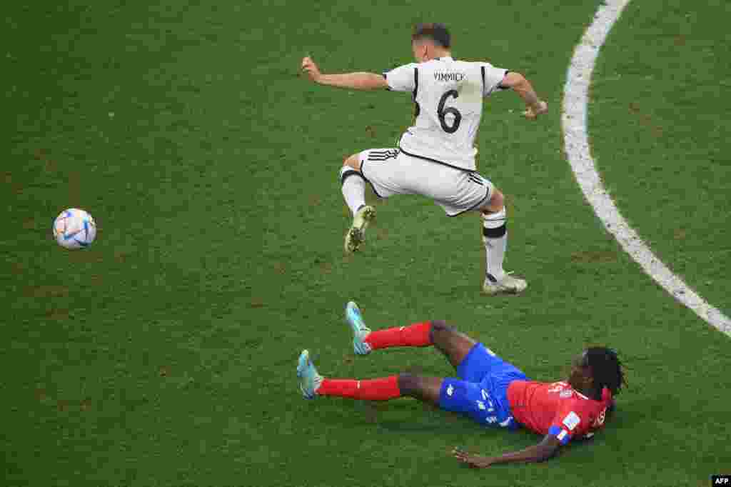 Milieu ya Allemagne #06 Joshua Kimmich (G) apumpuki likolo lya milieu ya Costa Riva #24 Roan Wilson na match ya groupe E ya Mondial Qatar 2022 na stade Al-Bayt, Doha, 1er décembre 2022. (Photo FRANCK FIFE / AFP)