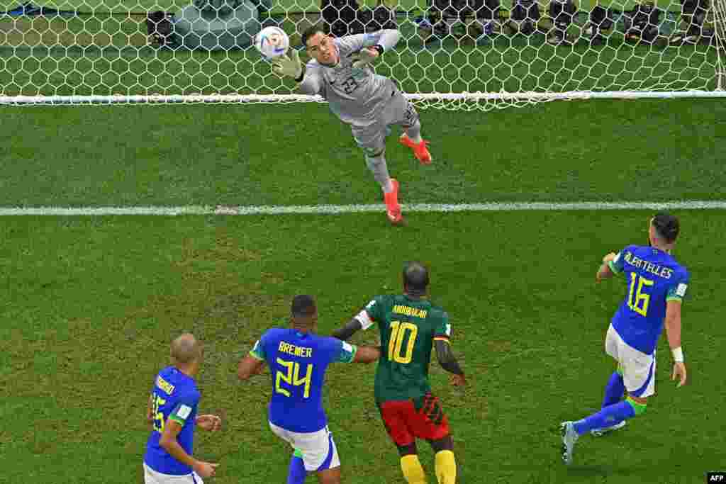 moyambi ya Brésil #23 Ederson apekisi mongete kokota na match na Cameoun na groupe G na Mondial Qatar 2022 ba stade Lusail, Doha, 1 décembre 2022. (Photo by Anne-Christine POUJOULAT / AFP)