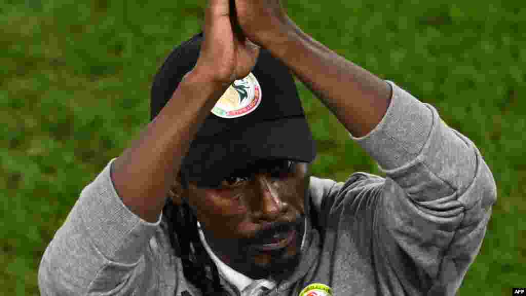 Moyangeli to coach ya Sénégal Aliou Cissé apesi losako na balandi nsima na elonga ya ekipi na ye 3-1 na match na Qatar na groupe A ya Mondial 2022 na stade Al-Thumama, Doha, 25 novembre 2022. (Photo MANAN VATSYAYANA / AFP)