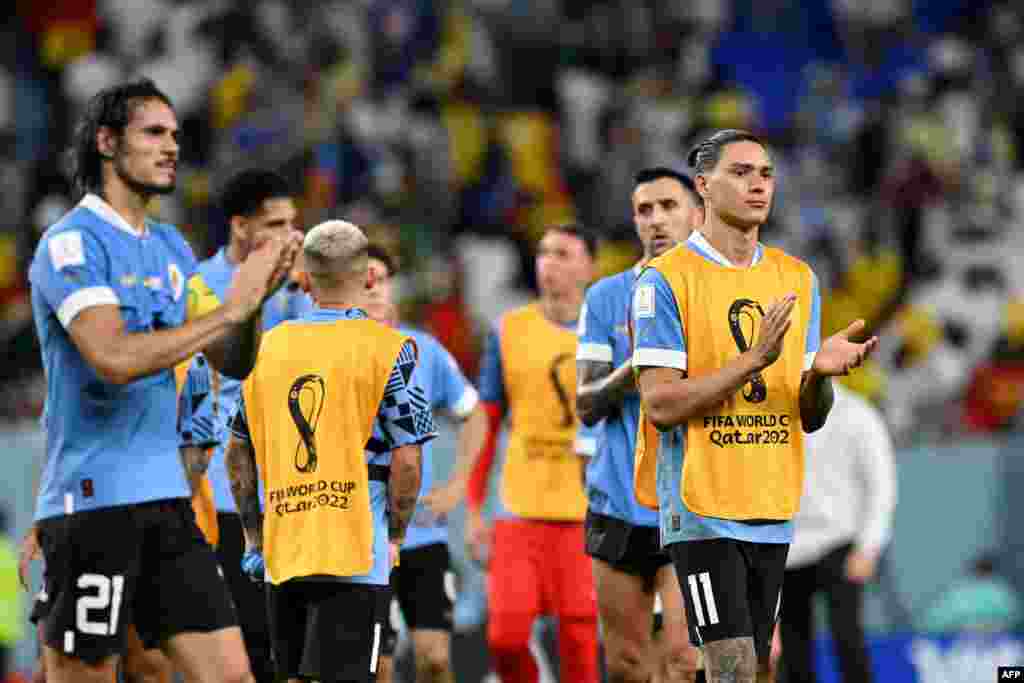 Attaquatn ya Uruguay #11 Darwin Nunez (D) azali kobeta maboko nsima na mboka na ye kolongwa na Mondial Qatar 2022 na match na Ghana na stade Al-Wakrah, Doha, 2 décembre 2022. (Photo Alfredo ESTRELLA / AFP)