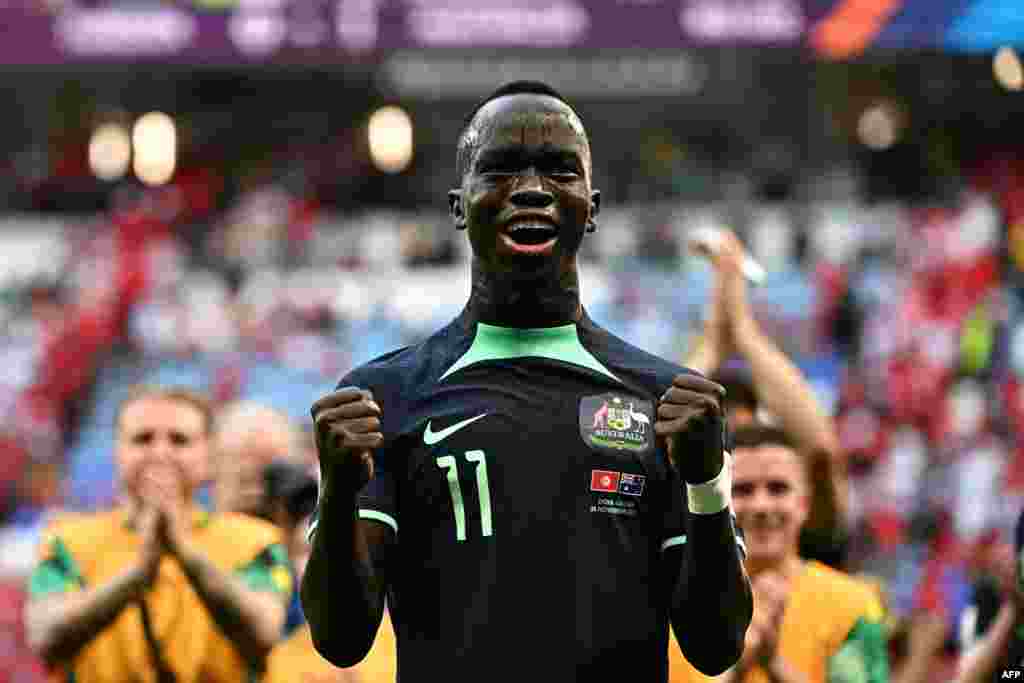 Attauqnat ya Australie @11 Awer Mabil azali kosepela nsima na elonga ya ekipi na ye liboso lya Tunise 1-0 na match ya groupe D ya Mondial Qatar 2022 na stadeAl-Janouc, Doha, 26 novembre2022. (Photo Anne-Christine POUJOULAT / AFP)