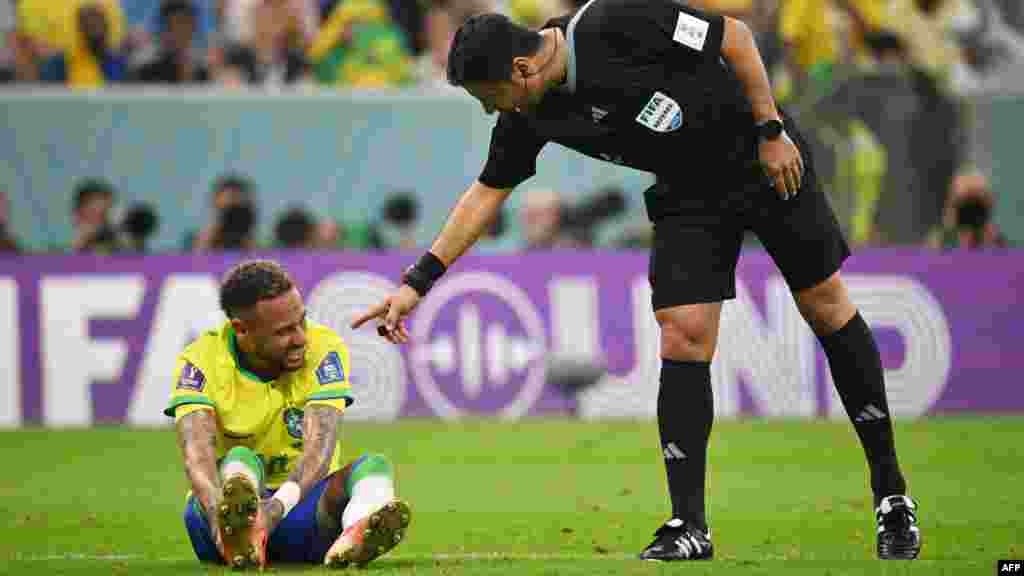 Mobeti piolo ya ekolo Iran azali kotuna attaquant ya Brésil #10 Neymar soki azali malamu nsima na ye kokweya na match na Serbie na groupe G ya Mondial Qatar 2022 na stade Lusail, Doha, 24 novembre 2022. (Photo Nelson Almeida/AFP_