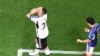 Défenseur ya Allemagne #15 Niklas Suele asimbi motu nsima na ekipi na ye kopola 1-2 liboso lya Japon na match ya groupe E ya Mondial Qatar 2022 na stade Khalifa, Doha, 13 novembre 2022. (Photo Antonin Thuillier/AFP)