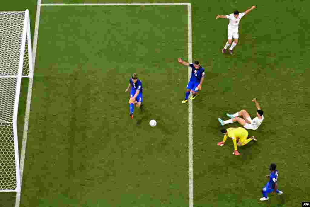 Défenseur ya Etats-Unis #03 Wlaker Zimmerman abotoli ndembo ma match na Iran ya groupe B ya Mondial Qatar 2022 na stade Al-Thumama, Doha, 29 novembre 2022. (Photo Odd ANDERSEN / AFP)