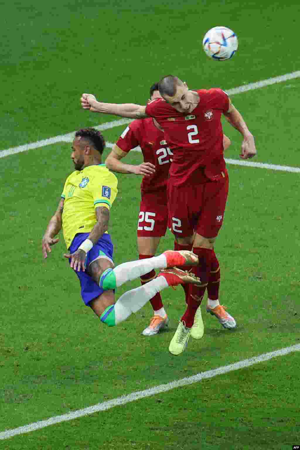Attaquant ya Brésil #10 Neymar azali apumbuki pene na ba défenseurs ya Serbie #25 Mladenovic na #02 Strahinja Pavlovic na match ya groupe G ya Mndial Qatar 2022 na stade Lusail, Doha, 24 novembre 2022. (Photo Giuseppe CACACE / AFP)