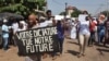 Des femmes manifestent pour dénoncer la répression et demander justice pour les personnes tuées lors des manifestations antigouvernementales de masse, à Conakry, le 19 novembre 2019. (Photo CELLOU BINANI / AFP)
