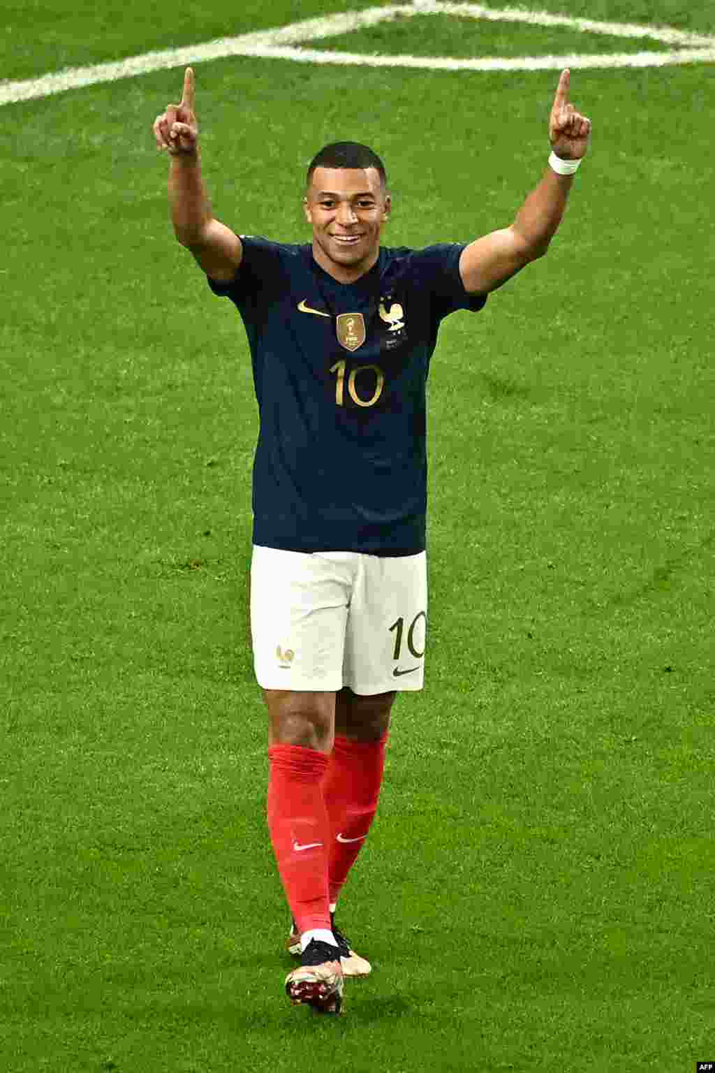 Kylian Mbappé attauqnat ya France atomboli maboko nsima na elonga ya ekipi na ye 4-1 liboso lya Australie na match ya groupe D ya Mondial Qatar 2022, na stade Al-Janoub, Al-Wahrah, Doha, 22 novembre 2022. (Photo Anne-Christine POUJOULAT / AFP)