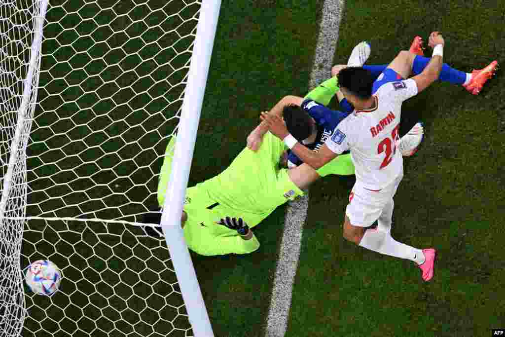 Attaquant ya Etats-Unis #10 Christian Pulisic atutani na moyambi ya Iran #01 Alireza Beiranvand na kotiaka mongete na match ya groupe B ya Mondial Qatar 2022, na stade Al-Thumama, Doha, 29 novembre 2022. (Photo Kirill KUDRYAVTSEV / AFP)