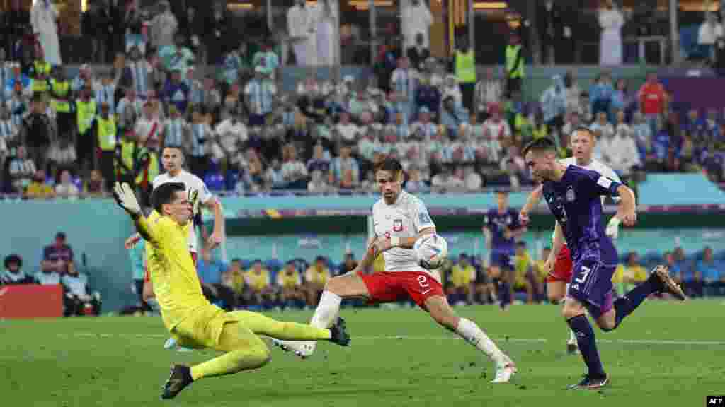 Défenseur ya Argentine #03 Nicolas Tagliafico (D) abeti ndembo na match na Pologne na groupe C ya Mondial Qatar 2022 na stade 974, Doha, 30 novembre 2022. (Photo Giuseppe CACACE / AFP)
