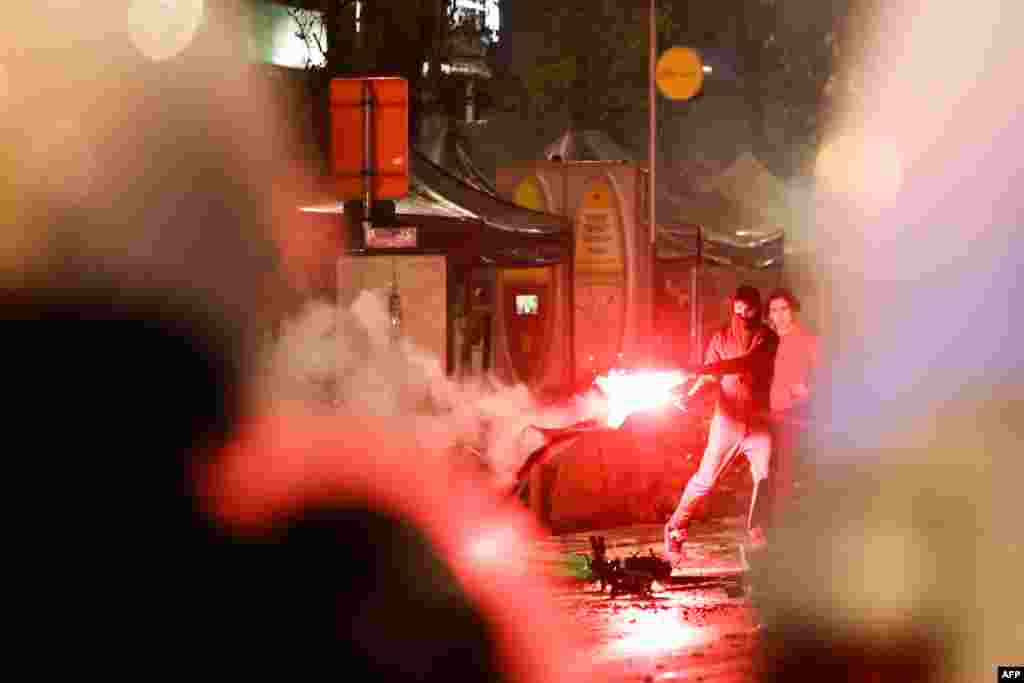 Moto moko abelisi moto na nkandana nzela na Bruxelles (Belgique), nsima na Belgique kopola 0-2 na Maroc, na match ya groupe F ya Mondial Qatar 2022, 28 novembre 2022. (Photo Kenzo TRIBOUILLARD / AFP)