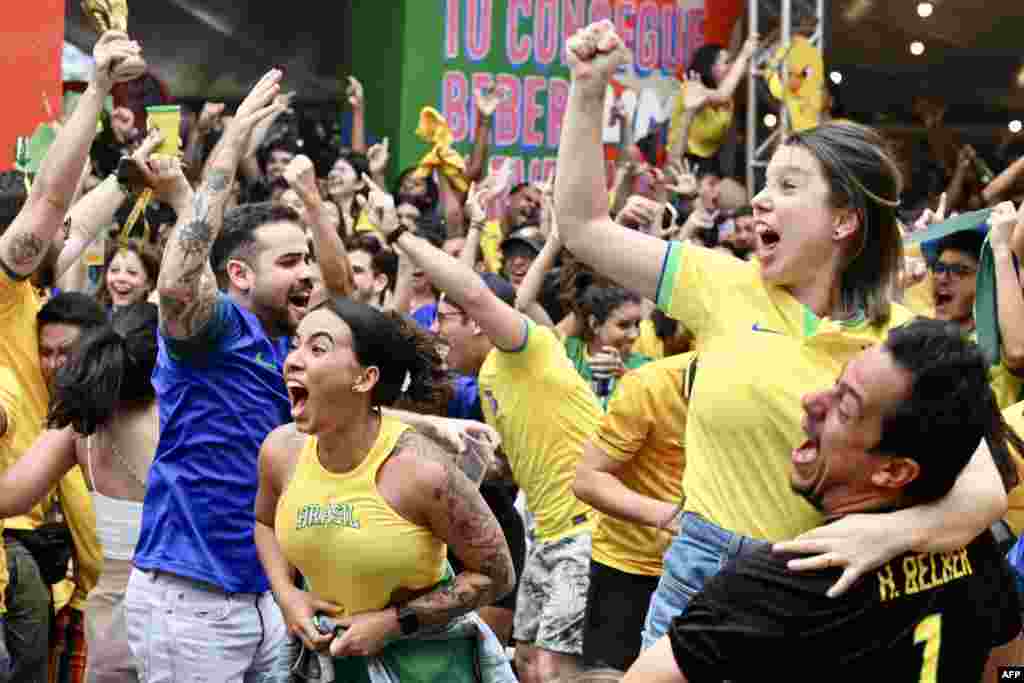 Bakumisi ya Brésil bazali kosepela nsima na mongete na kolandaka match Brésil- Serbie ya groupe G ya Mondial Qatar 2022 na ekala moko na Brésil, 24 novembre 2022. (Photo EVARISTO SA / AFP)