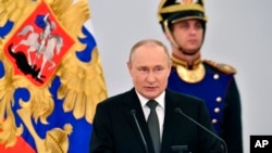 Presiden Rusia Vladimir Putin berbicara dalam upacara pemberian penghargaan dari negara dalam peringatan Hari Rusia di Moskow, pada 12 Juni 2022. (Foto: Sputnik, Kremlin Pool Photo via AP/Evgeny Biyatov)