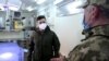 Presiden Ukraina Volodymyr Zelenskyy sedang memeriksa laboratorium berjalan milik militer. Sebuah perusahaan AS bergerak untuk membantu menyediakan laboratorium berjalan untuk membantu Ukraina yang dilanda perang. (Foto: via Reuters)