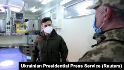 Presiden Ukraina Volodymyr Zelenskyy sedang memeriksa laboratorium berjalan milik militer. Sebuah perusahaan AS bergerak untuk membantu menyediakan laboratorium berjalan untuk membantu Ukraina yang dilanda perang. (Foto: via Reuters)