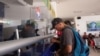 Seorang migran tampak membeli tiket bus di sebuah terminal di Huixtla, Meksiko, pada 10 Juni 2022. (Foto: Reuters/Quetzalli Nicte-Ha)