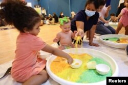 Anak-anak bermain saat playdate yang diselenggarakan melalui aplikasi "Play:Date", di Kids HQ, di Dubai, Uni Emirat Arab, 6 September 2022. (REUTERS/Rula Rouhana)