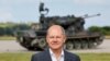 Канцлер Німеччини Олаф Шольц біля німецької зенітної бронемашини Гепард, 24 яких вже надійшли на озброєння України