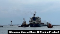Судно Razoni під Сьєрра-Леонським прапором відпливає з порту Одеси з вантажем українського збіжжя 1 серпня 2022 р.