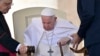 Papa François, na nzete na maboko, asungami mpo na kotelema na misa na esika ya Santu Petelo, Roma, 8 juin 2022.