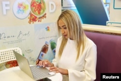 Pendiri aplikasi "Play:Date", Shamim Kassibawi, menggunakan laptopnya selama playdate yang diselenggarakan melalui aplikasi, di Kids HQ, di Dubai, Uni Emirat Arab, 6 September 2022. (REUTERS/Rula Rouhana)