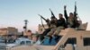 Anggota dari Pasukan Demokrat Suriah (SDF) tampak berada di dekat lokasi penjara Ghwaryan di wilayah timur laut Suriah, Kota Hasakah, pada 26 Januari 2022, setelah berhasil menggagalkan upaya kelompok ISIS membebaskan tentara mereka yang berada di penjara tersebut. (Foto: AFP)