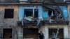 Sejumlah warga berdiri di balkon apartemen mereka yang rusak akibat gempuran rudal Rusia di Dobropillya, Wilayah Donetsk, timur Ukraine, Sabtu, 30 April 2022. (Foto: Evgeniy Maloletka/AP Photo)