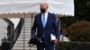 Presiden AS Joe Biden pergi meninggalkan Gedung Putih di Washington untuk menuju Delaware pada 27 Desember 2021. (Foto: AFP/Nicholas Kamm)
