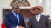 Mokonzi ya RDC Félix Tshisekedi (G) apesani mbote na mokonzi ya Uganda Yoweri Museveni na Entebbe, Uganda, 9 novembre 2019. (Photo by 