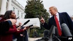 Jurnalis CNN sedang bertanya kepada Presiden Donald Trump saat konferensi pers di South Lawn, Gedung Putih, 19 November 2018. (Foto: Evan Vucci/AP Photo)