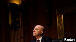 Menteri Keamanan dalam Negeri AS Alejandro Mayorkas dalam sebuah kesempatan di Washington, pada 16 November 2021. (Foto: Reuters/Elizabeth Frantz)