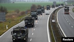 На фото – дві мобільні зенітно-ракетні системи Patriot, які Німеччина відправляє до Польщі для посилення захисту кордонів НАТО. Німеччина, 23 січня 2023 року. REUTERS/Annegret Hilse