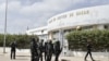 Des gendarmes sénégalais se tiennent devant le palais de justice de Dakar le 10 novembre 2021, jour où Bartehelemy Dias, un farouche opposant au gouvernement sénégalais, devait comparaître devant le tribunal, à Dakar au Sénégal. (Photo par SEYLLOU / AFP)