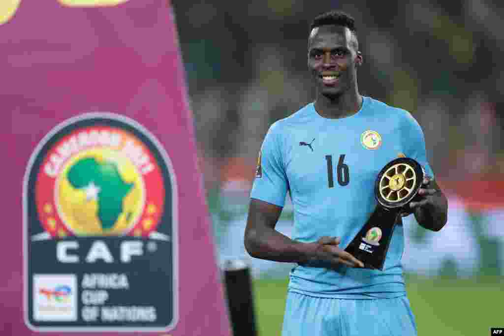 Moyambi ya Sénégal Eduard Mendy nsima na elonga ya mboka ye na finale ya Coupe d'Afrique des nations liboso lya Egypte na Stade Olimbe, na Yaoundé, Cameroun, 2022