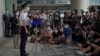 香港警务处处长邓炳强在星期三(5月12日)下午会见传媒讲述国安处处长蔡展鹏接受调查的消息