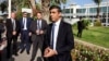 El primer ministro británico, Rishi Sunak, habla con los medios de comunicación después de aterrizar en el aeropuerto internacional Ben Gurion en Lod, cerca de Tel Aviv, Israel, el 19 de octubre de 2023. REUTERS/Ronen Zvulun 