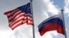 Bendera negara Rusia dan AS berkibar di dekat pabrik Ford Sollers, perusahaan patungan produsen mobil AS Ford dengan mitra Rusia, di Vsevolozhsk, Wilayah Leningrad, Rusia, 27 Maret 2019. (Foto: REUTERS/Anton Vaganov)