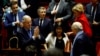 Прем’єр-міністр Франції Мішель Барньє (ліворуч) реагує на результати голосування щодо першого вотуму недовіри уряду Франції в Національних зборах у Парижі, 4 грудня 2024 року.