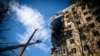 Gedung apartemen yang rusak berat akibat serangan rudal Rusia, di tengah serangan Rusia di Ukraina, di Kryvyi Rih, Ukraina, 31 Juli 2023. (Layanan pers Layanan Darurat Negara Ukraina/Handout via REUTERS)