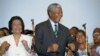 Une centaine d'"objets précieux" ayant appartenu à Nelson Mandela figurent au catalogue de la vente.
