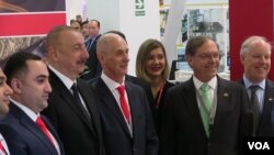 İlham Əliyev ABŞ-ın “Halliburton” şirkətinin pavilyonuna baş çəkib