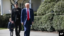 Presiden AS Donald Trump bersama CEO Tesla Elon Musk tiba di halaman selatan Gedung Putih di Washington, pada 11 Maret 2025. (Foto: Pool via AP)