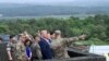 Le président Donald Trump regarde la Corée du Nord depuis la zone démilitarisée au poste d'observation Ouellette au Camp Bonifas en Corée du Sud, le dimanche 30 juin 2019 avec le président sud-coréen Moon Jae-in. (Photo AP / Susan Walsh)