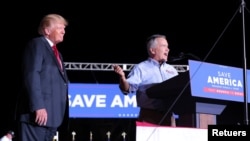 Anggota Kongres Jody Hice, kanan, tampil bersama mantan Presiden Donald Trump dalam sebuah kampanye di Perry, Georgia, pada 25 September 2021. (Foto: Reuters/Dustin Chambers)