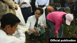 NLD ဥက္ကဋ္ဌ ဒေါ်အောင်ဆန်းစုကြည် ရဲ့ သဘာဝပတ်ဝန်းကျင်သန့်ရှင်းရေးအတွက် ကော့မှူးမြို့နယ်မှာ ဒေသခံပြည်သူတွေနဲက အမှိုက်ကောက်နေစဉ် ( NLD Chairperson facebook)