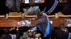 Bakeli mibeko bazali kokabola mikanda na likita moko na Assemblée nationale, Palais du peuple, Kinhsasa, 15 décembre 2012.