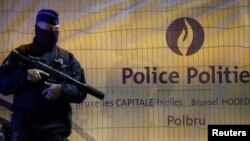 Un agente de la policia belga se mantiene en guardia tras el tiroteo en las calles de Bruselas, el 16 de octubre de 2023. [REUTERS]