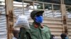 Seorang anggota Angkatan Pertahanan Rakyat Uganda (UPDF), membantu mendistribusikan makanan kepada orang-orang yang terkena dampak kebijakan karantina yang bertujuan membatasi penyebaran virus corona, 4 April 2020. (Foto: dok).