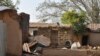 Une maison brûlée suite à l'attaque d'hommes armés.