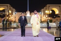 Putra Mahkota Saudi Mohammed bin Salman (kanan) menyambut Perdana Menteri Jepang Fumio Kishida di Jeddah, 16 Juli 2023. (Ahmed NURELDINE / SPA / AFP)
