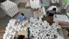 Sejumlah pekerja tampak berada di lini produksi di sebuah pabrik tekstil di Korla, Xinjiang, China, pada 1 April 2021. (Foto: cnsphoto via Reuters)
